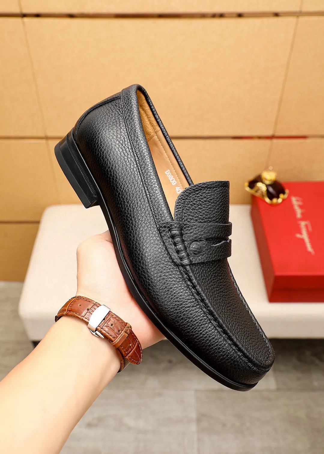 Men's shoes 💰480 💐 Product trademark: Ferragamo "Ferragamo" casual leather shoes Regular size: 38-44 (45🉑️customized) Product materials: Selected imported first-layer pebbled cowhide leather upper, imported water-dyed cowhide leather lining. Strong three-dimensional visual effect, original outsole color: 3⃣️seed leather materials available